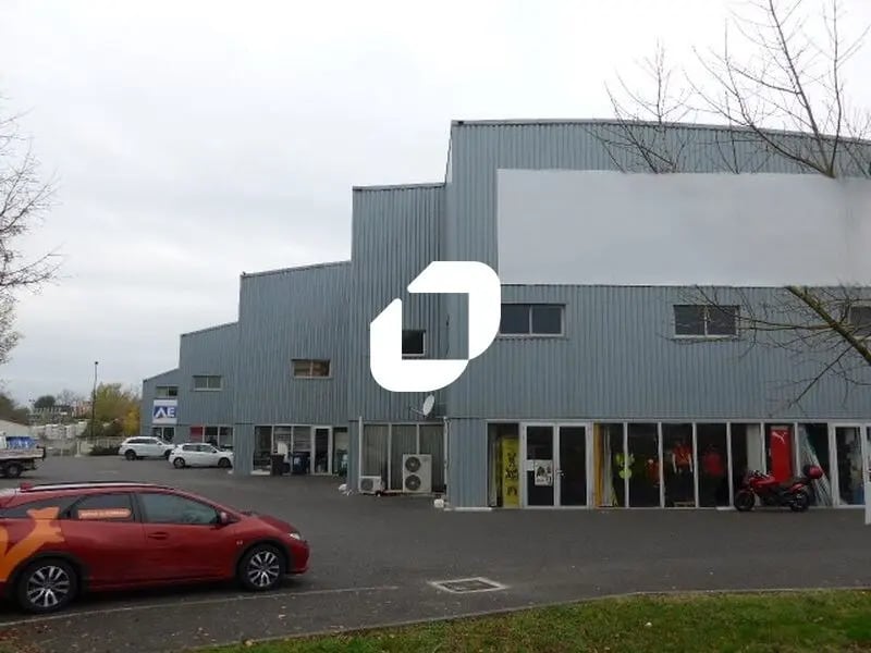 Location Local d'activités 306 m² - Photo 1