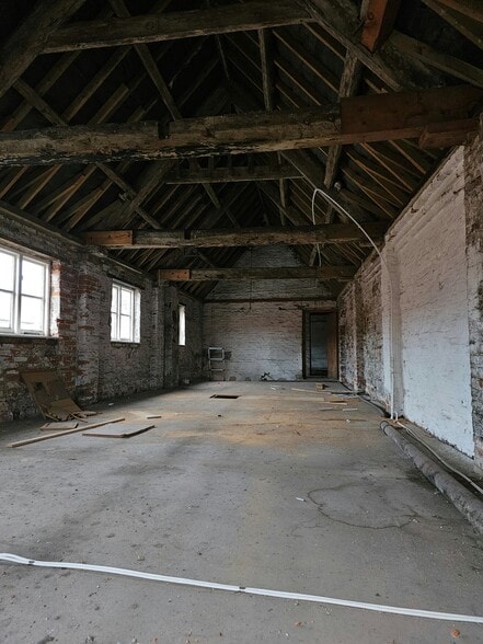 2-8 Clarks Yard, Darlington to rent - Interior Photo - Image 3 of 28