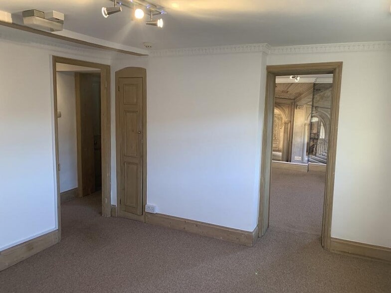 16-17 Montpellier Arcade, Cheltenham to rent - Building Photo - Image 2 of 6