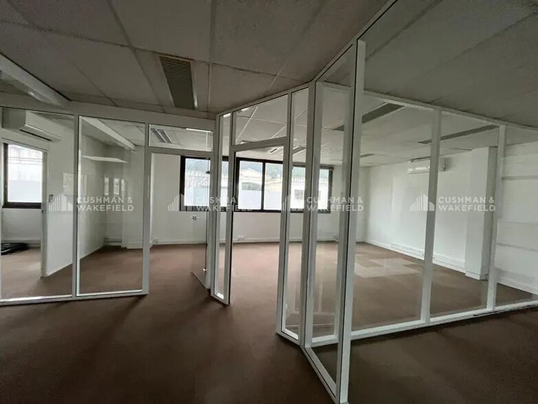 30 Avenue Du Chateau De Jouques, Gémenos to rent - Interior Photo - Image 3 of 27