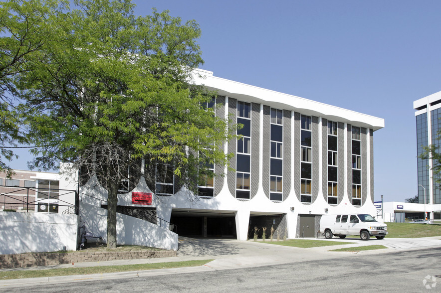 10701 W North Ave, Wauwatosa, WI for rent - Building Photo - Image 3 of 9