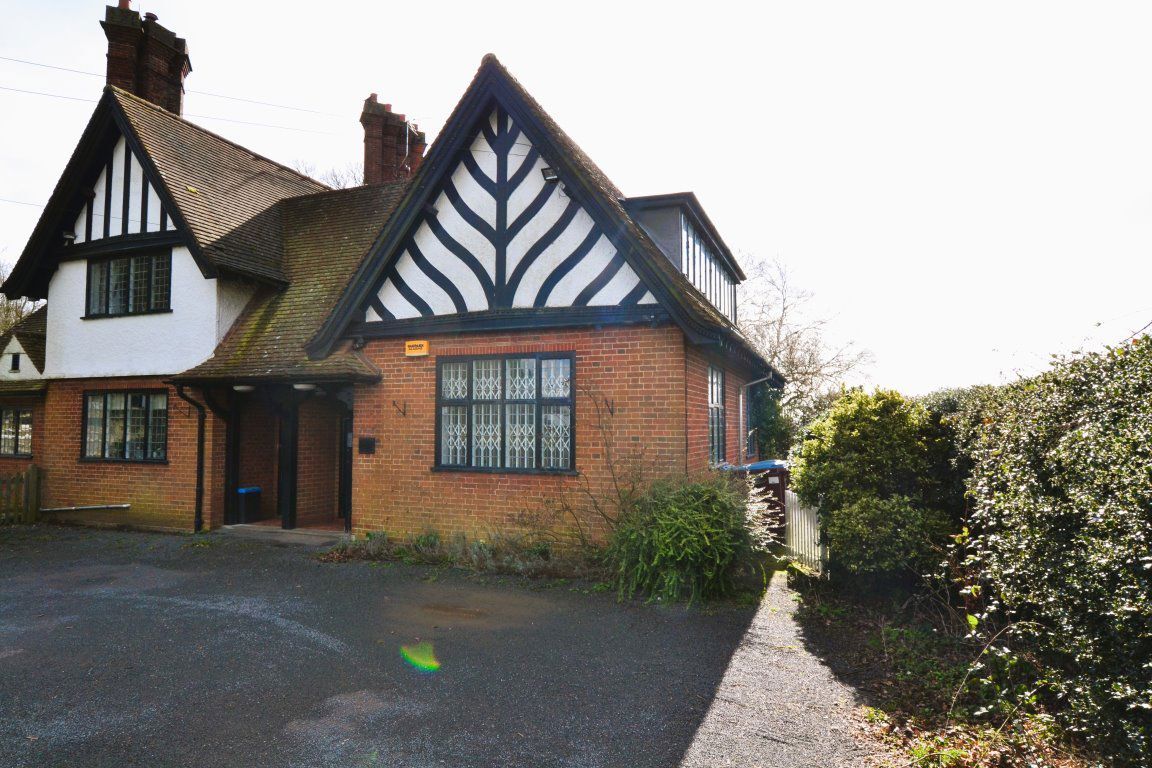 Leighton Rd, Leighton Buzzard to rent Building Photo- Image 1 of 2