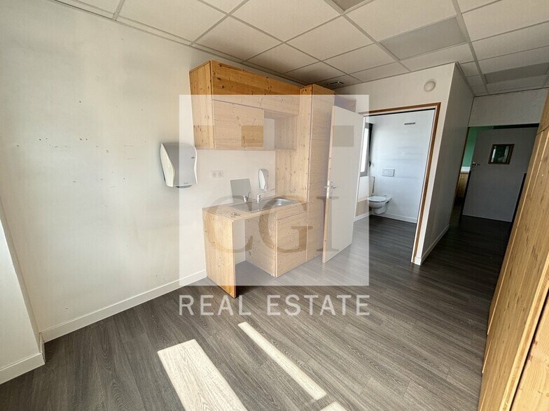 Office in Chaponnay to rent - Building Photo - Image 3 of 12