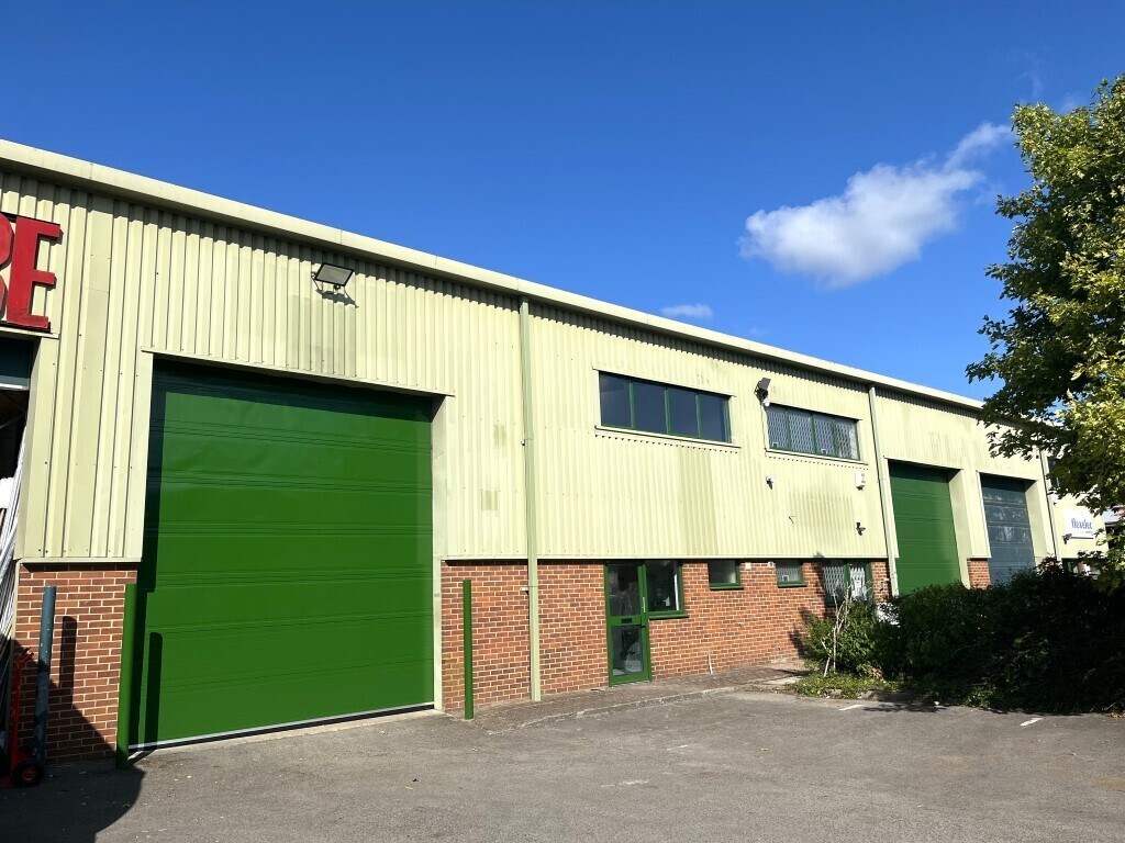Primrose Hl, Kings Langley to rent Building Photo- Image 1 of 6