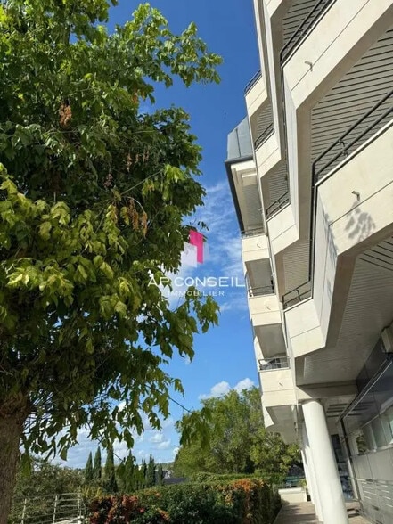 Office in Le Chesnay-Rocquencourt to rent - Building Photo - Image 2 of 3