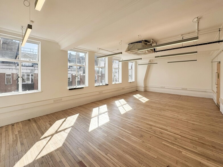 15-16 Margaret St, London to rent - Interior Photo - Image 2 of 61