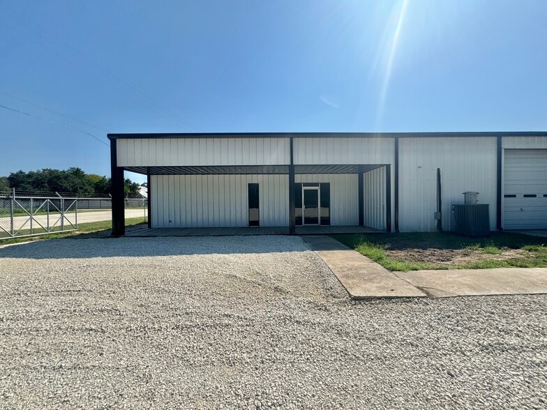 736 Garcitas Creek Rd, Inez, TX for rent - Building Photo - Image 2 of 13