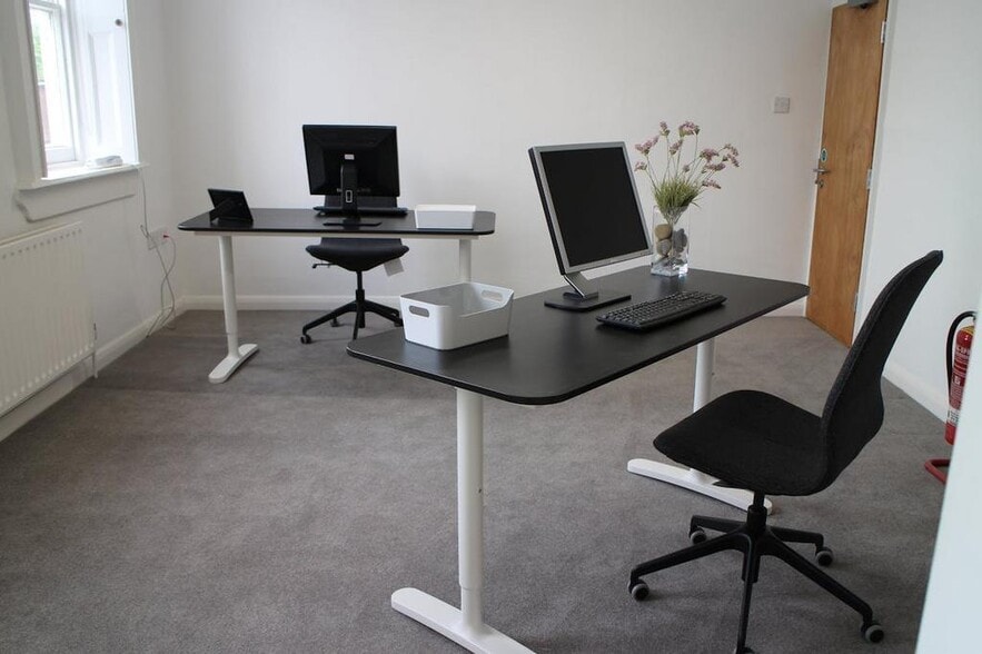 High St, Woking to rent - Building Photo - Image 2 of 4