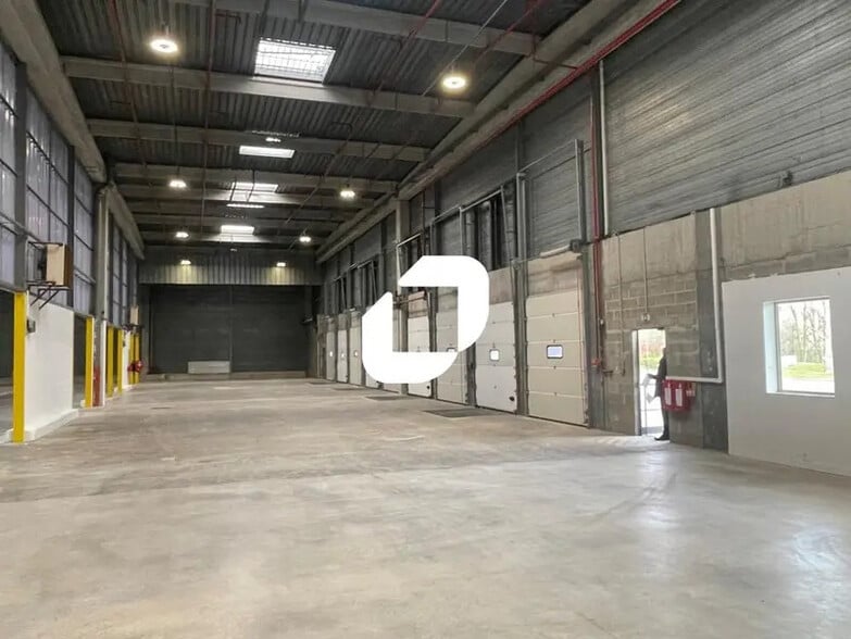 Industrial in Tremblay-en-France to rent - Building Photo - Image 2 of 7