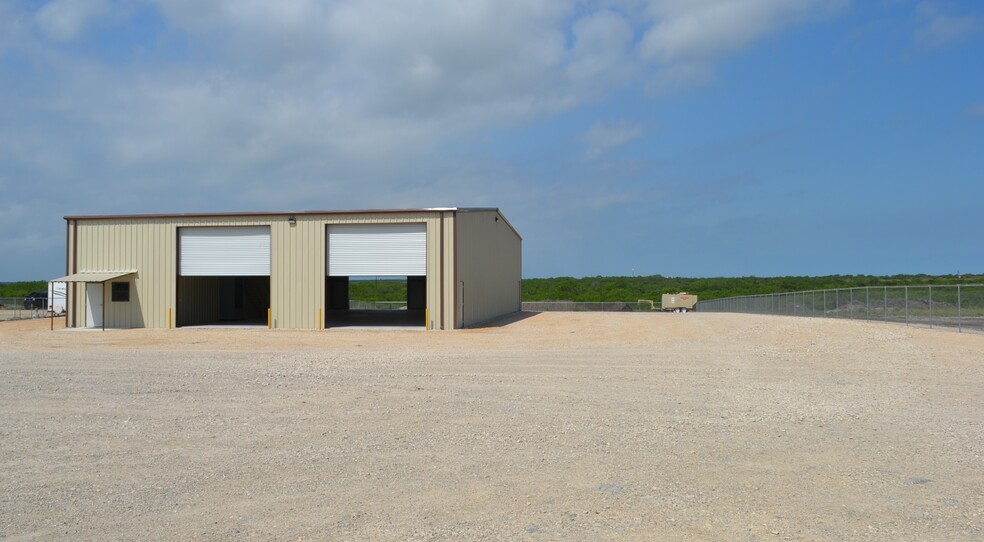 8157 S State Highway 16, Jourdanton, TX for rent - Building Photo - Image 1 of 3