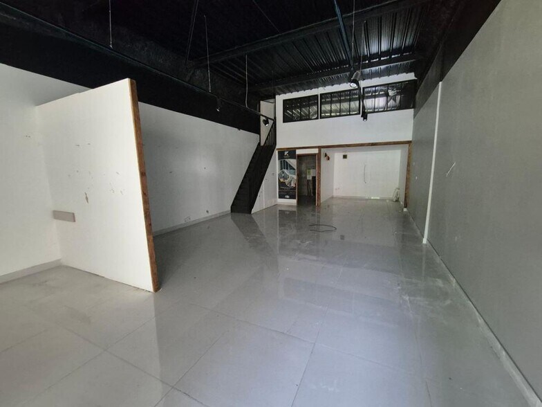Retail in Longperrier to rent - Interior Photo - Image 2 of 3