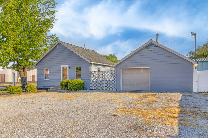 2042 Vermont Ave, Columbus, IN for sale - Building Photo - Image 2 of 22