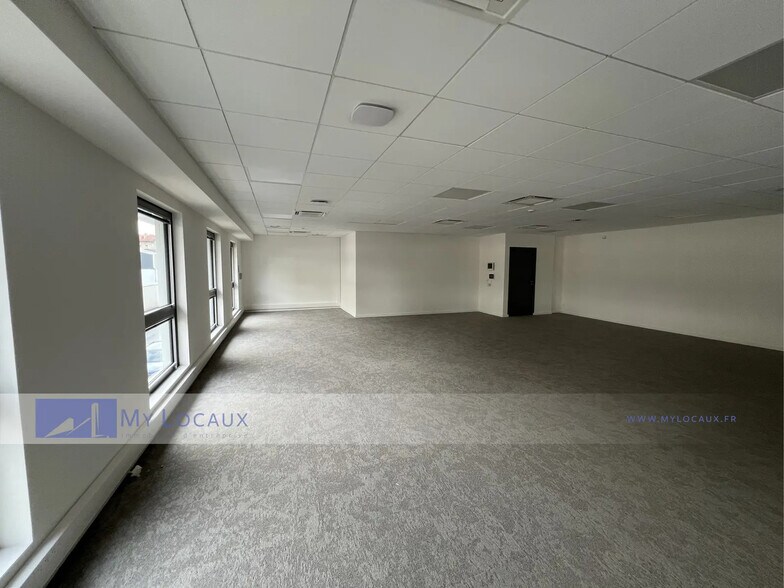 Light Industrial in Nanterre to rent - Interior Photo - Image 2 of 5