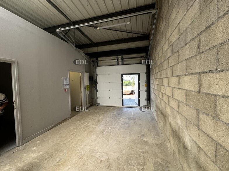 Light Industrial in Sainte-Geneviève-des-Bois to rent - Interior Photo - Image 3 of 3