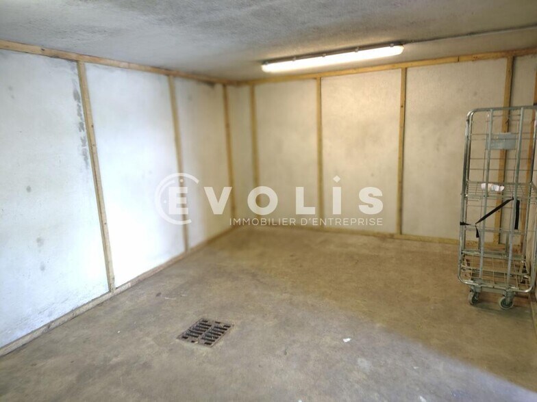 Light Industrial in Le Plessis-Trévise to rent - Interior Photo - Image 2 of 4
