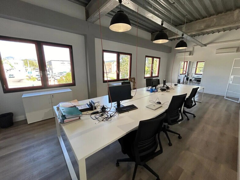 Office in Aubagne to rent - Interior Photo - Image 2 of 6