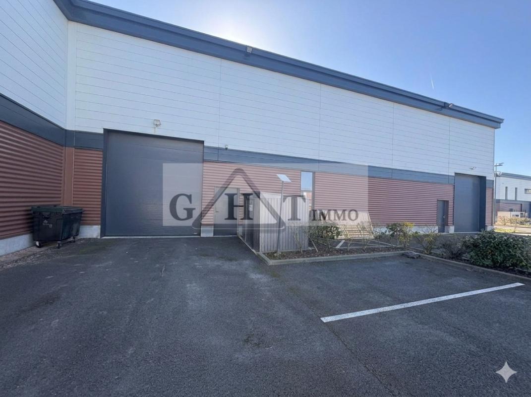 Industrial in Serris to rent Building Photo- Image 1 of 11