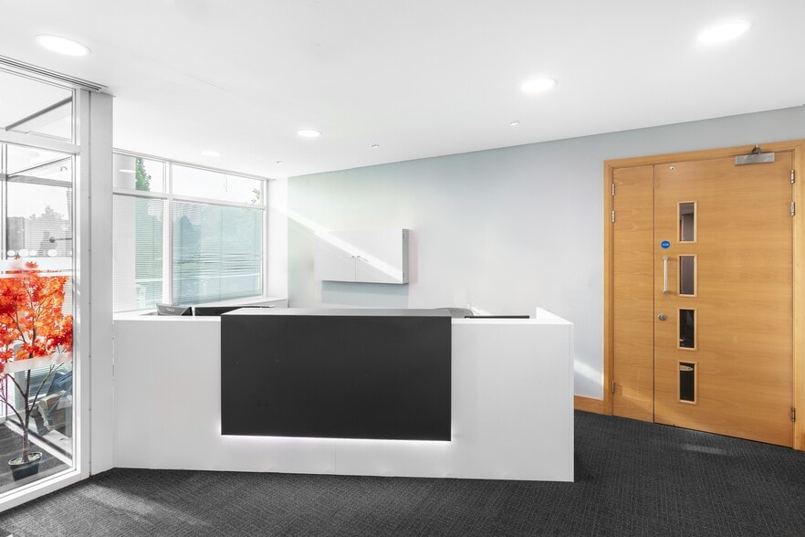 960 Capability Grn, Luton to rent - Interior Photo - Image 2 of 10