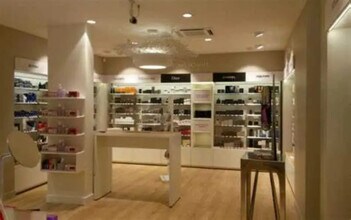 Retail in Clamart to rent Interior Photo- Image 2 of 3