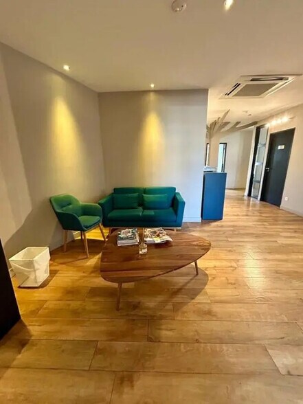 Office in Le Pontet to rent - Interior Photo - Image 1 of 12