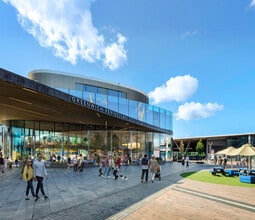 Peninsula Sq, London to rent Building Photo- Image 1 of 6