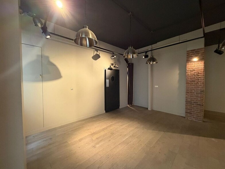 Retail in Paris to rent - Interior Photo - Image 2 of 9