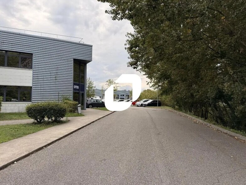 Office in Échirolles to rent - Building Photo - Image 3 of 8