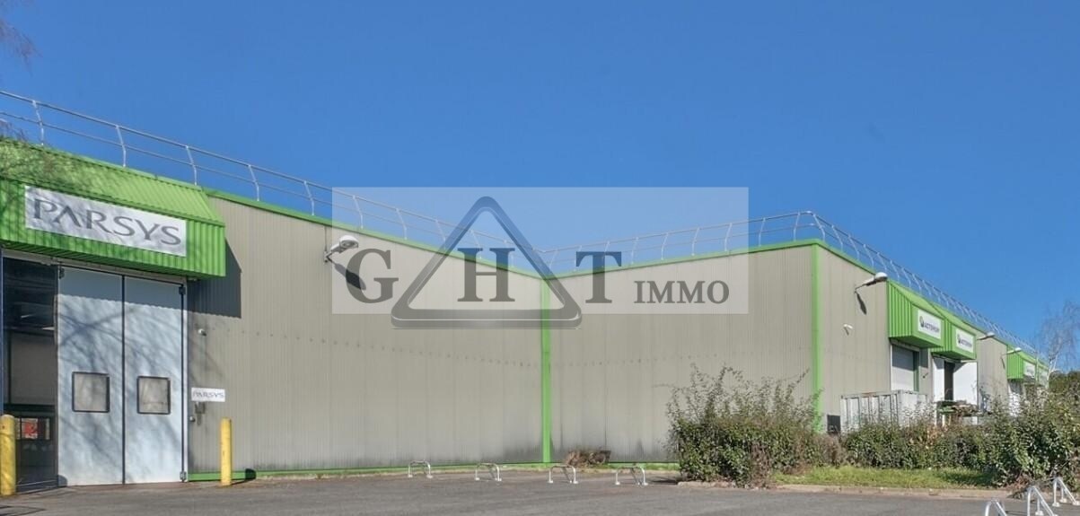 Industrial in Saint-Thibault-des-Vignes to rent Building Photo- Image 1 of 2