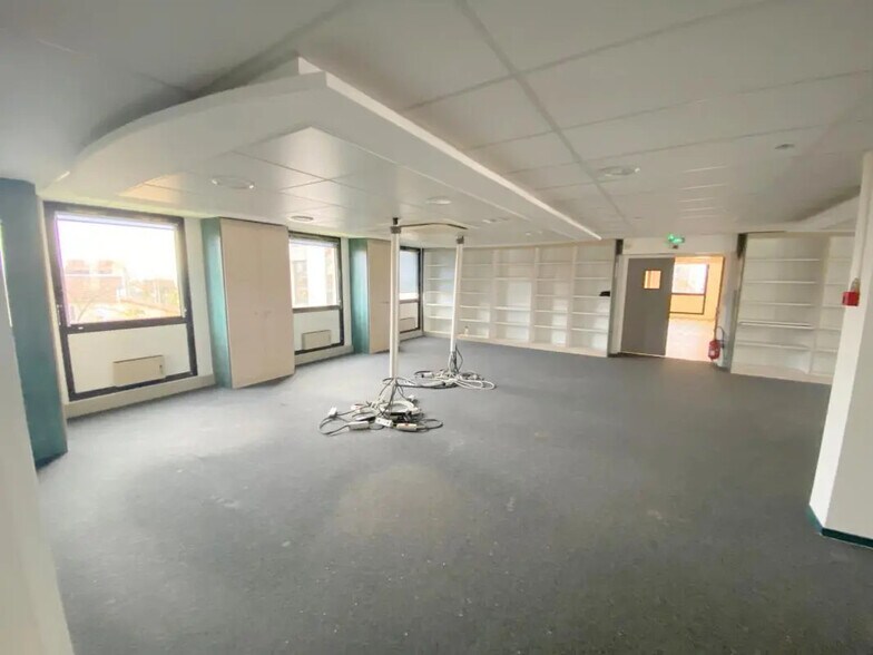 Office in Chatou to rent - Interior Photo - Image 3 of 12