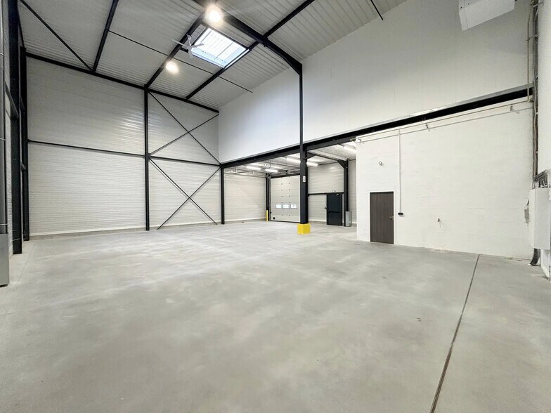 Light Industrial in SAINT-OUEN-L'AUMONE to rent - Building Photo - Image 3 of 17