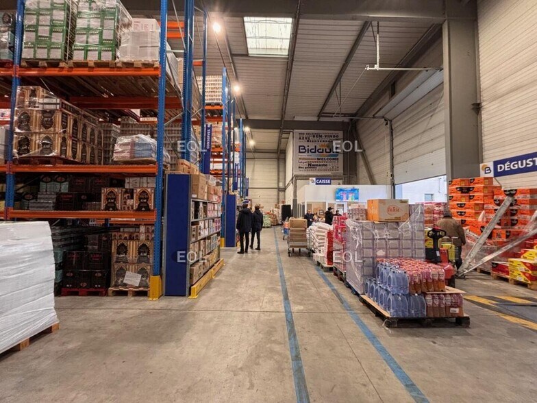 Industrial in Gennevilliers to rent - Interior Photo - Image 2 of 11