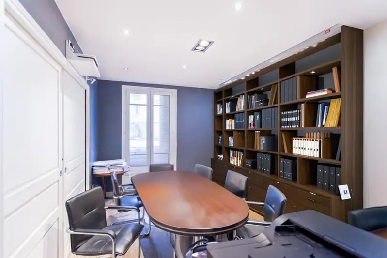 Light Industrial in Paris for sale - Interior Photo - Image 1 of 3