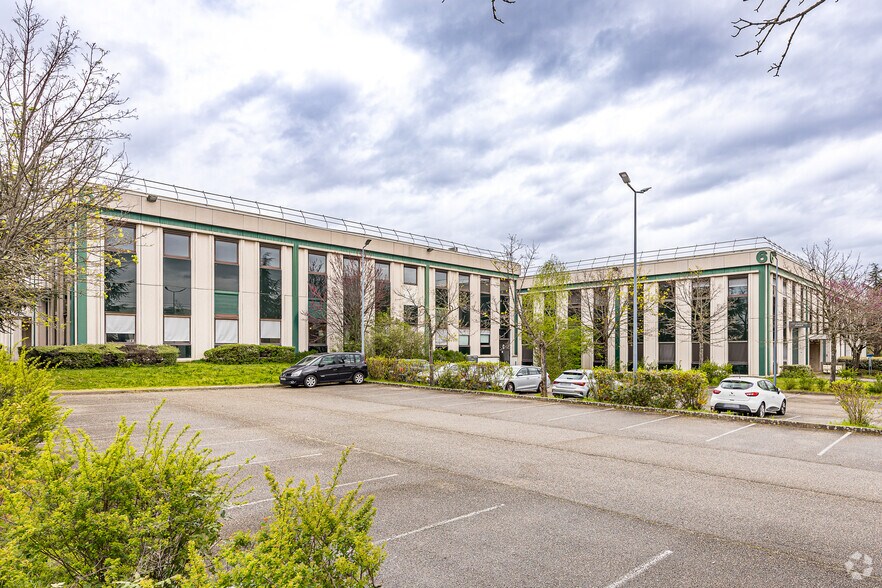 1 Rue Des Vergers, Limonest to rent - Building Photo - Image 1 of 14