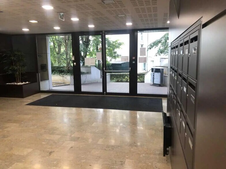 Office in Lognes to rent - Lobby - Image 2 of 8