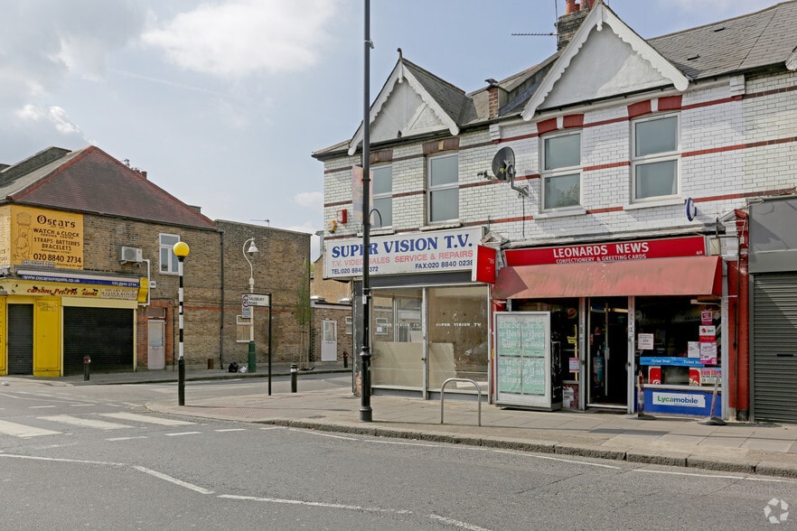 42 Northfield Ave, London to rent - Building Photo - Image 2 of 4