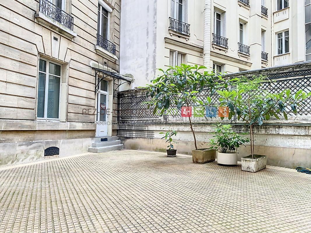 Office in Paris for sale Building Photo- Image 1 of 10