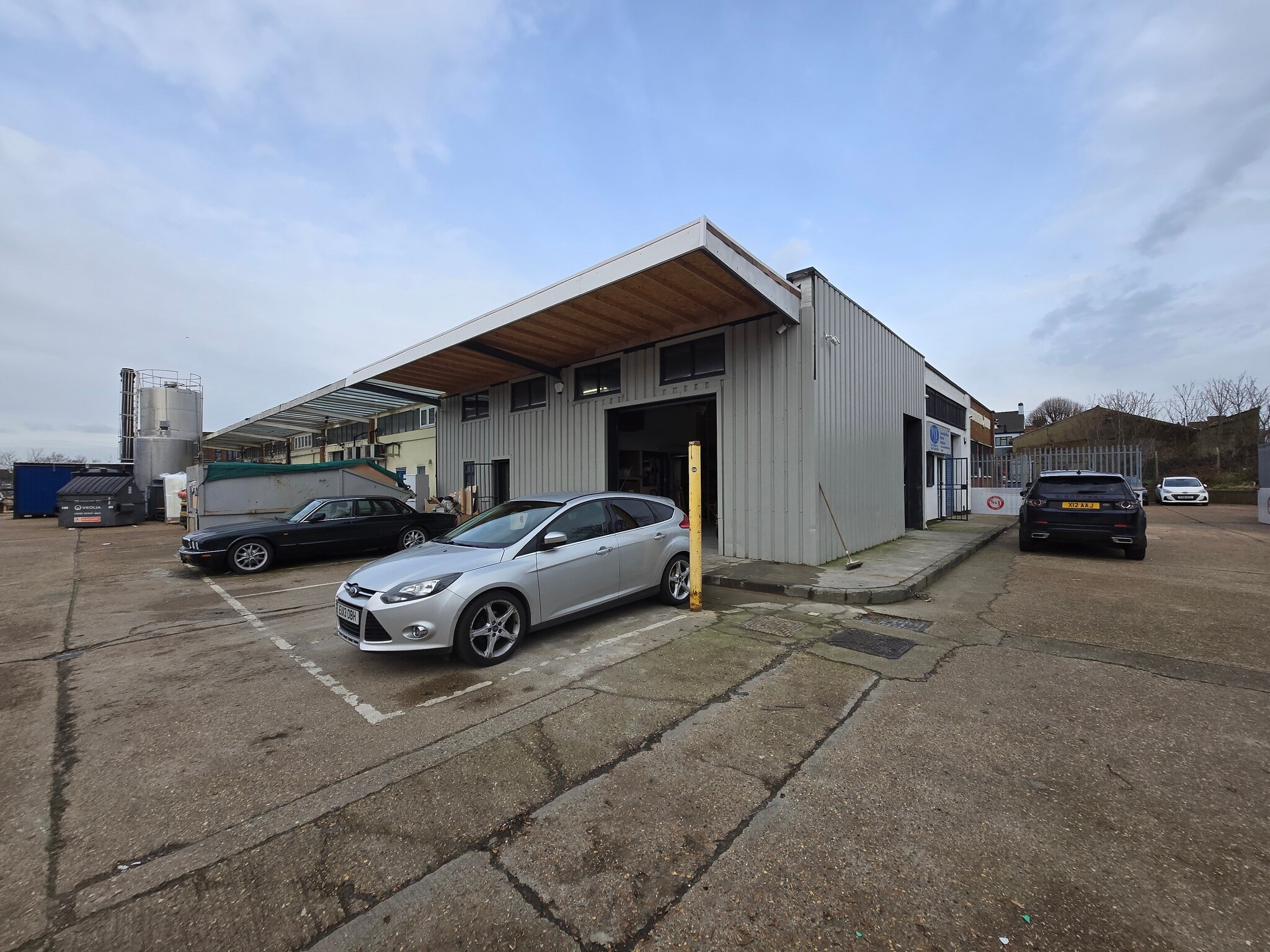 Lyon Rd, Romford to rent Building Photo- Image 1 of 2