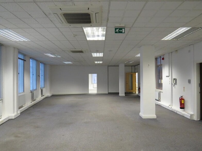 41-45 George St, Croydon to rent - Interior Photo - Image 2 of 58