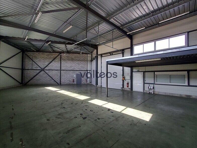 20 Rue Gaspard-Gustave Coriolis, Plaisance-du-Touch to rent - Interior Photo - Image 2 of 7