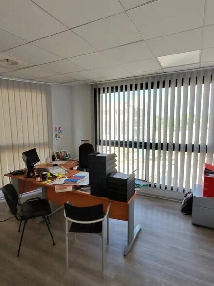 Office in Aubagne to rent - Building Photo - Image 3 of 5