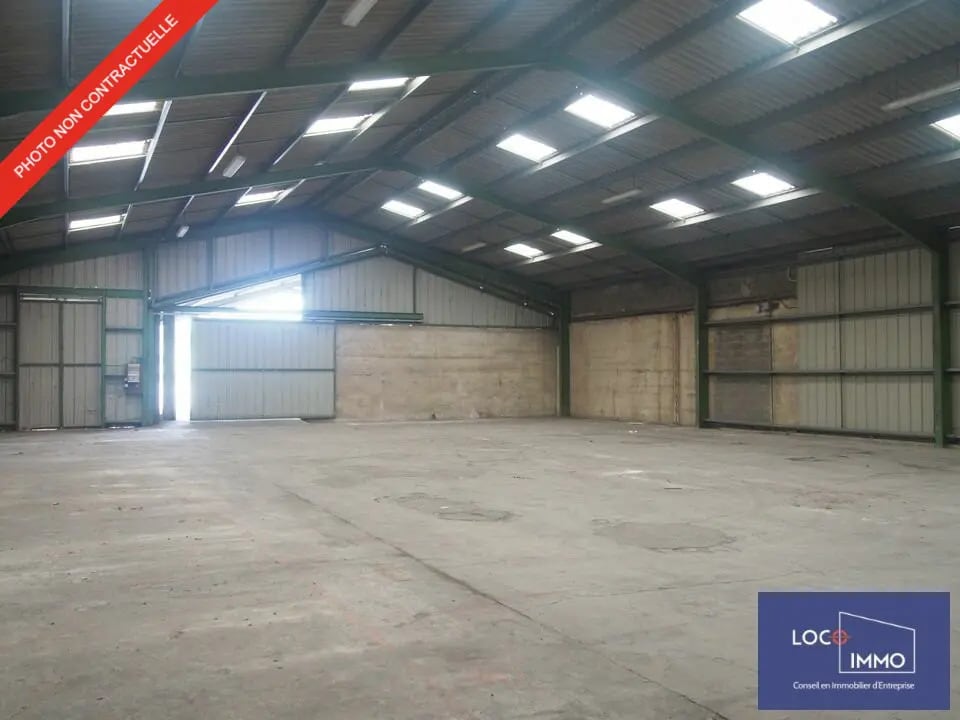 Location Entrepôt 2 235 m² - Photo 1