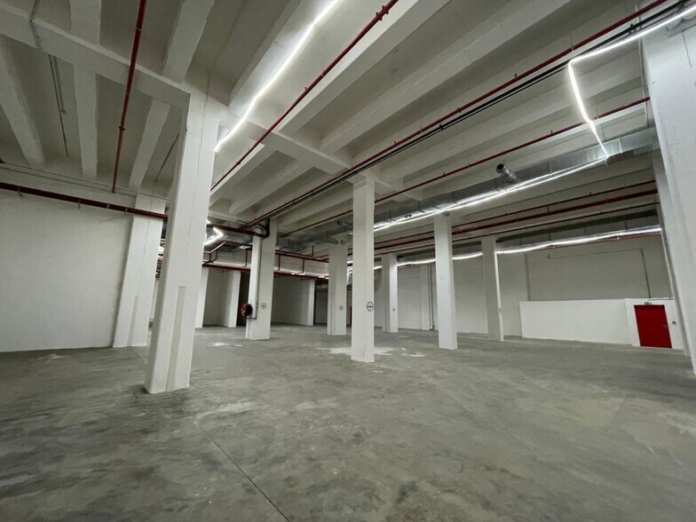 Industrial in Paris to rent - Interior Photo - Image 1 of 6