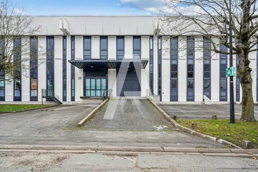 Light Industrial in Rungis to rent - Building Photo - Image 2 of 5