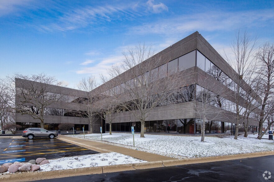 3400 Dundee Rd, Northbrook, IL for rent - Primary Photo - Image 1 of 21