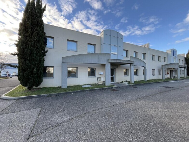 36 Rue Champ Dolin, Saint-Priest to rent - Building Photo - Image 3 of 18