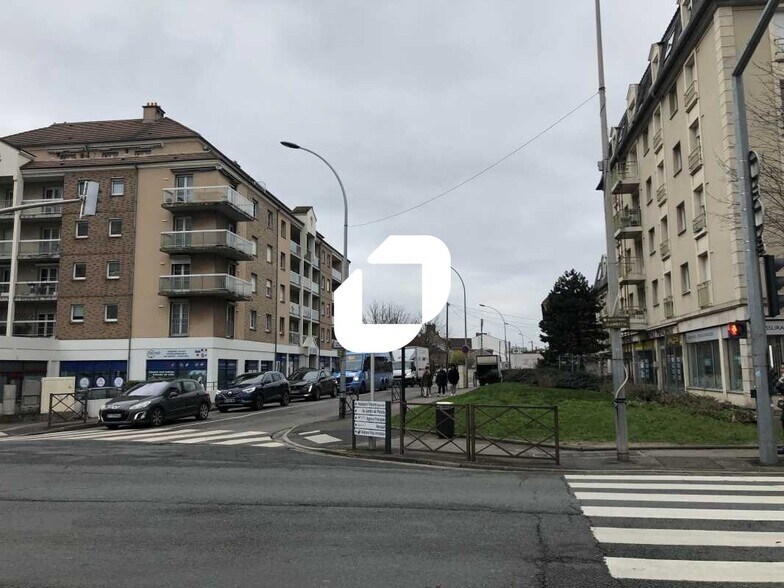 Retail in Poissy to rent - Building Photo - Image 1 of 1