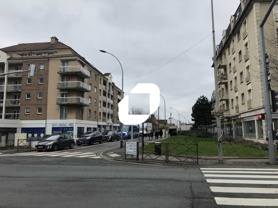 Retail in Poissy to rent Building Photo- Image 1 of 2