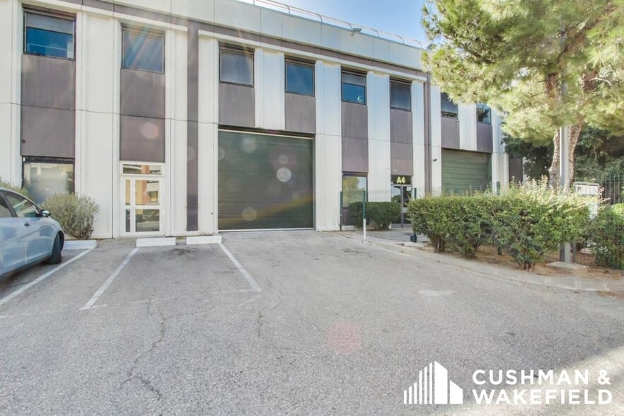 Light Industrial in Marseille to rent - Building Photo - Image 1 of 2