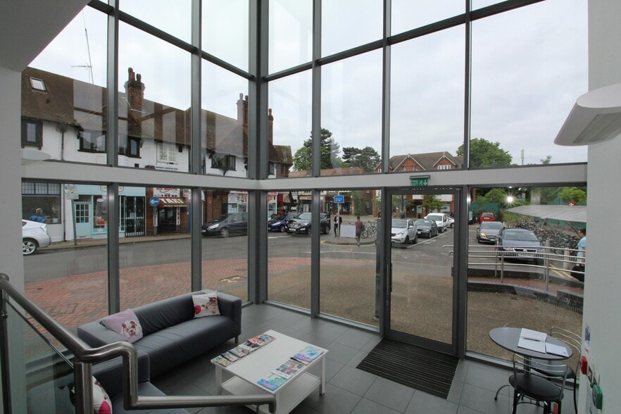 Station Appr, West Byfleet to rent - Building Photo - Image 2 of 2