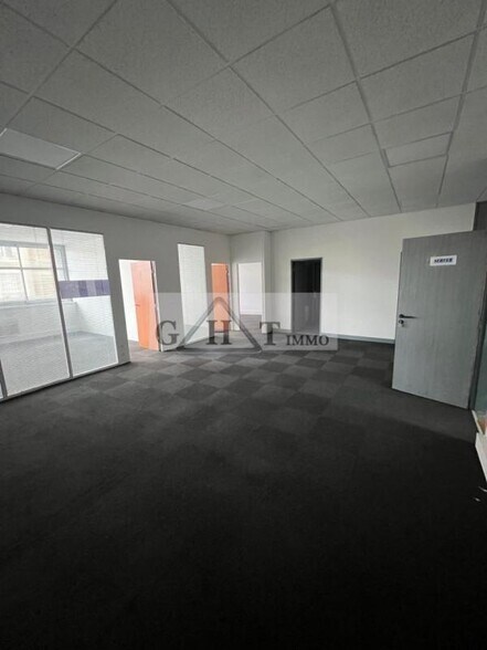 Office in Saint-Ouen-sur-Seine to rent - Building Photo - Image 1 of 9